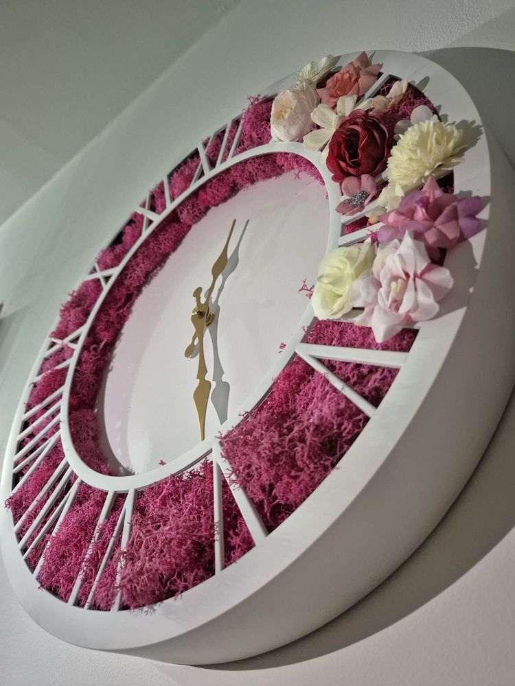Ceas de perete decorat cu licheni