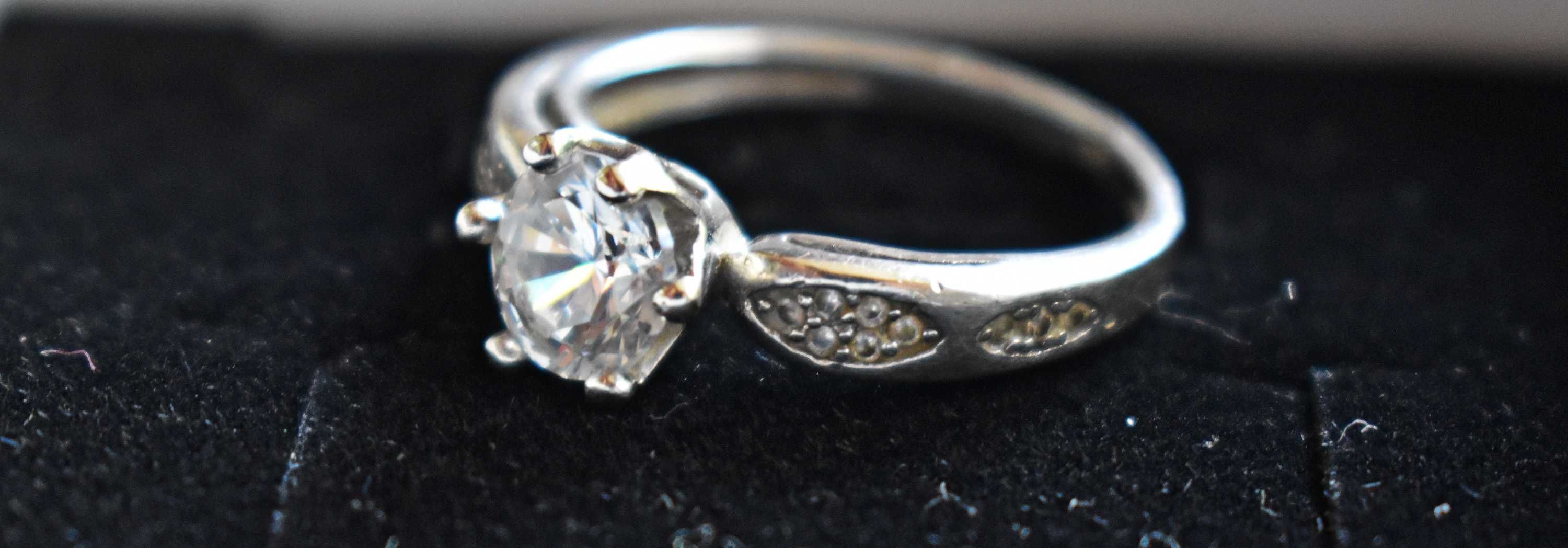 Сребърен пръстен с камък