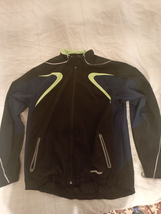 Vând geacă impermeabilă sport