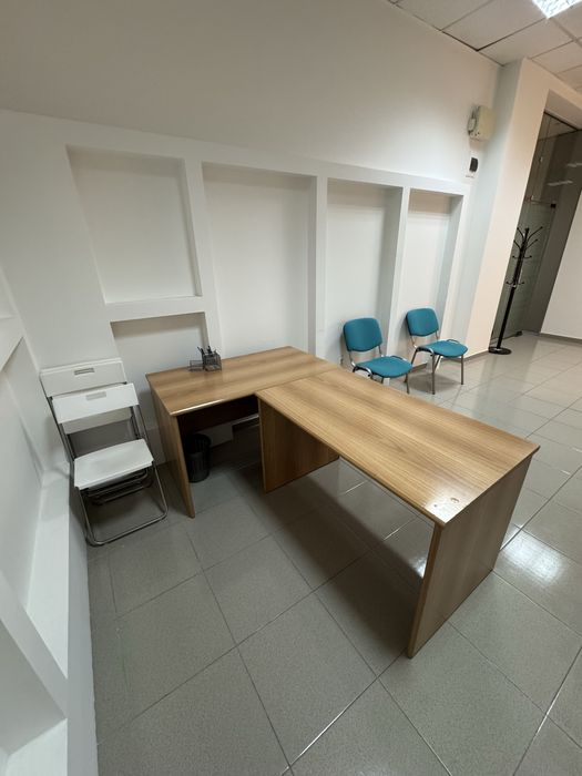 Офис шкаф с рафтове, бюро, стол