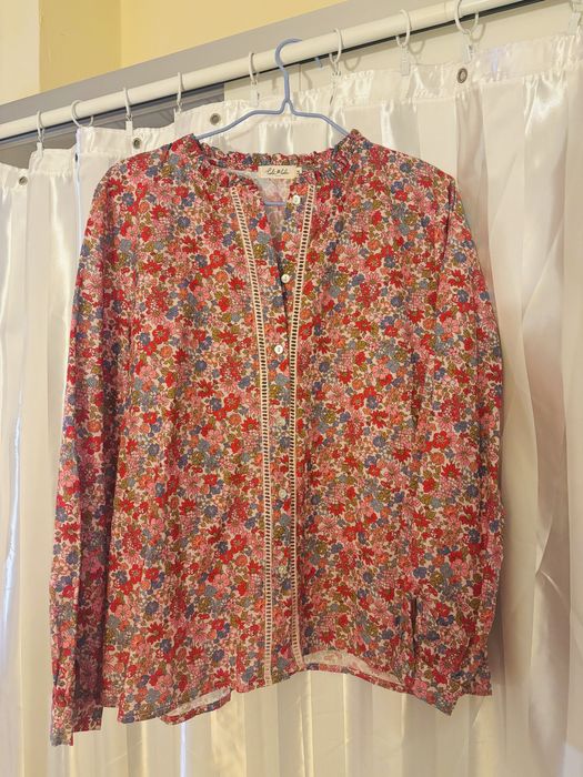 Прекрасни ризи в принт Liberty от Motus boutique Paris в стил Sézane