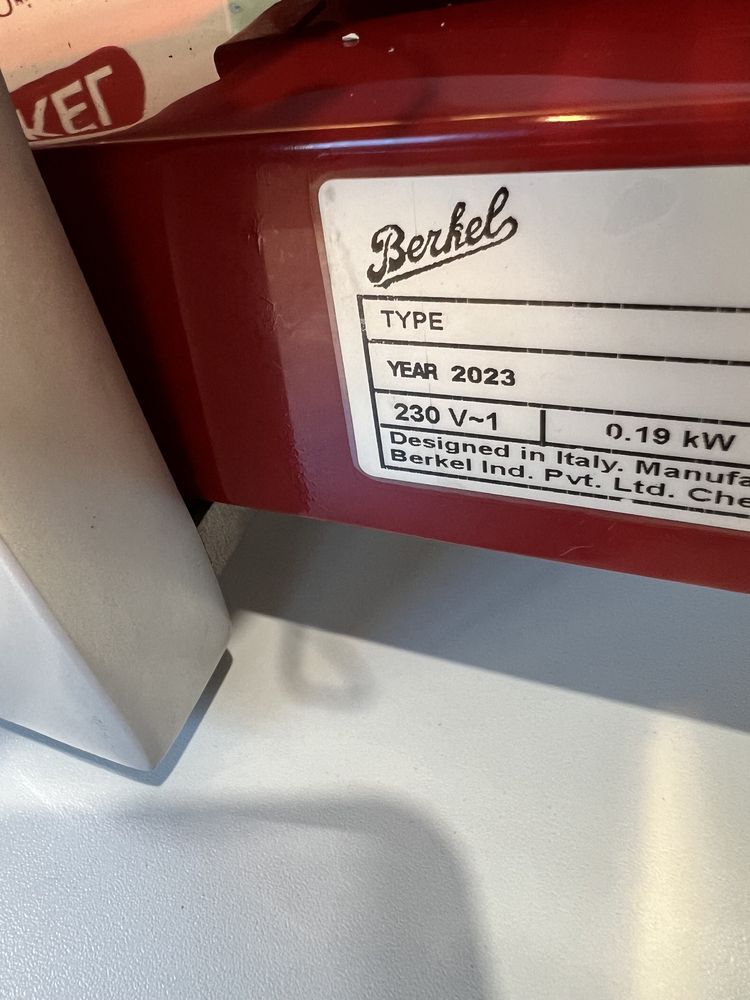 Наклонена електрическа резачка за месо и други Berkel-Red Line 250