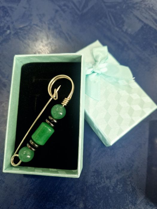 Брошь булавка из натуралных камней.  Tabiiy toshli to‘g‘nagich