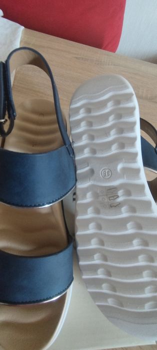 Нови сини сандали с етикет 38 номер.30 лв