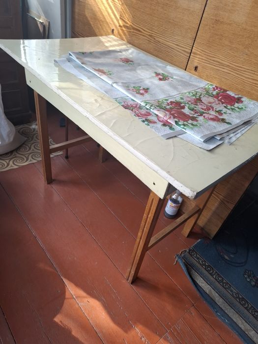 Отдам даром кухонный стол