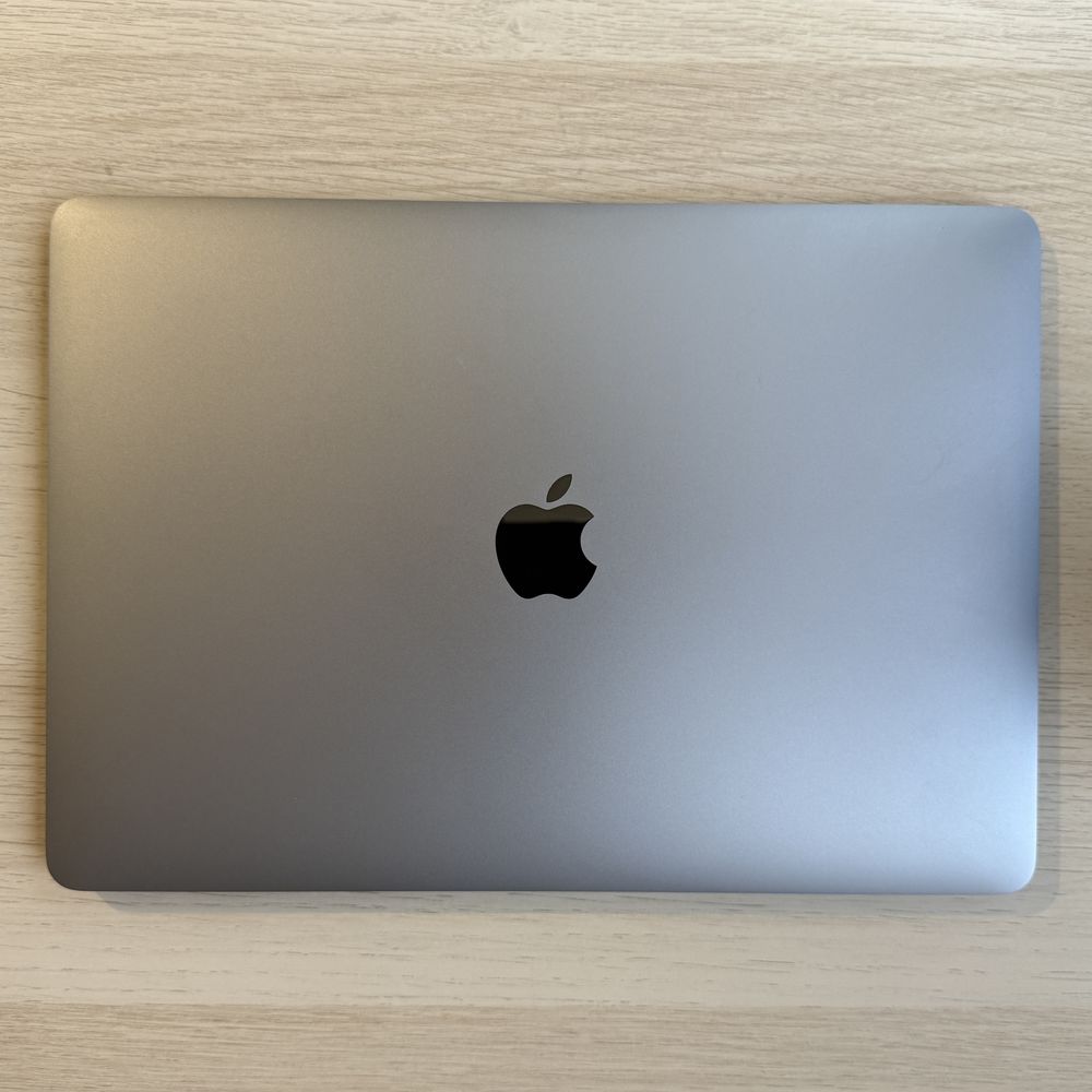 MacBook Air 13” Retina (2019) – Intel i5, 8GB, Space Gray