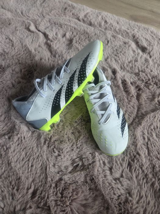 Ghete de fotbal cu crampoane, 80 RON/ perechea.