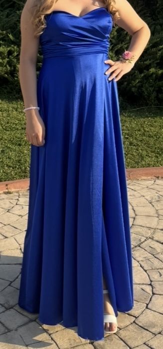 Официална рокля в кралско синьо