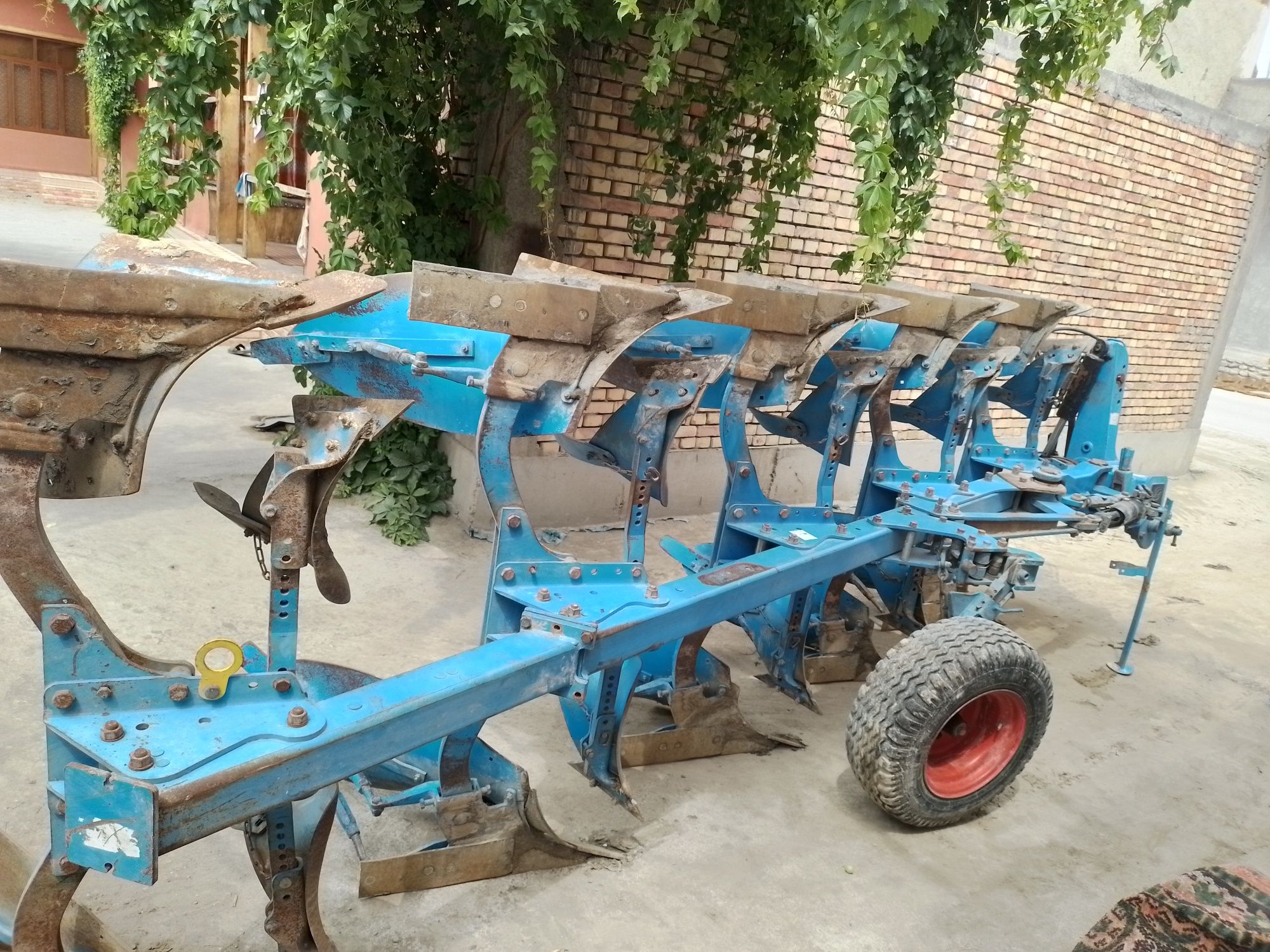 Lemken 4+1 sotiladi