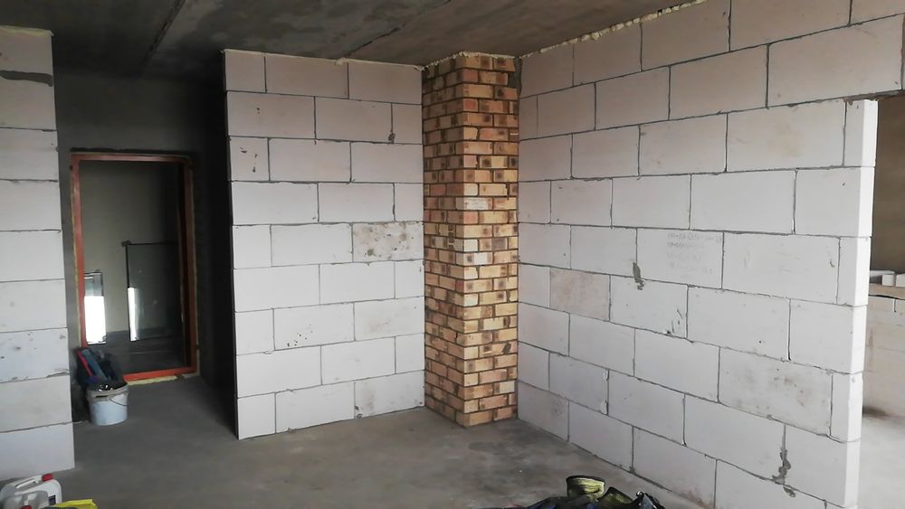 Каменщик с опытом выполняет кладку перегородок любой сложности.
Работа