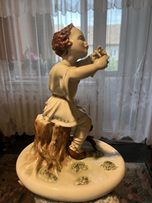 Figurina portelean Apulum, copil cu fluier