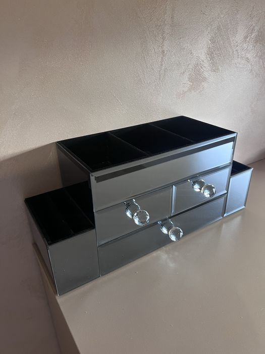 Органайзер за грим и бижута