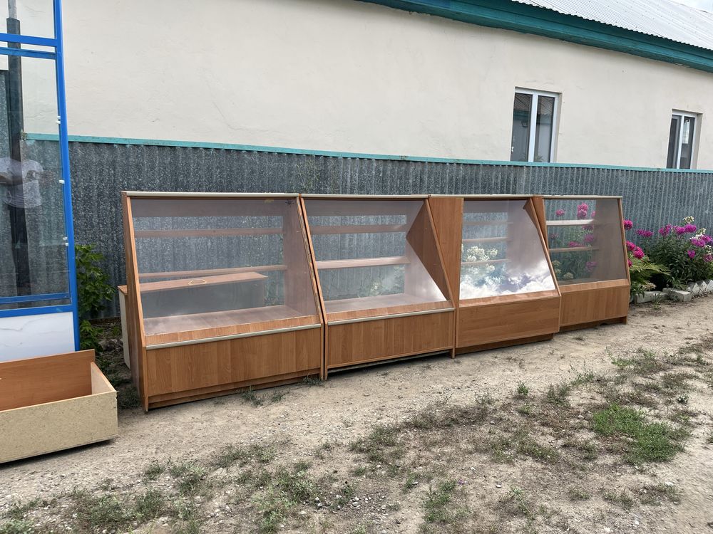 Стеклянные и деревянные шкафы