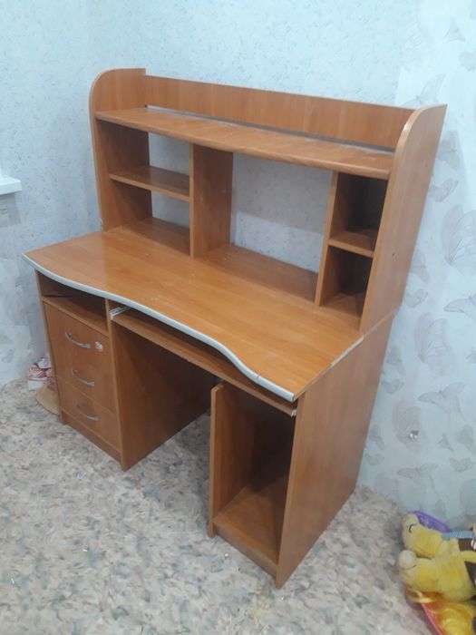 Продам компьютерный стол б.у