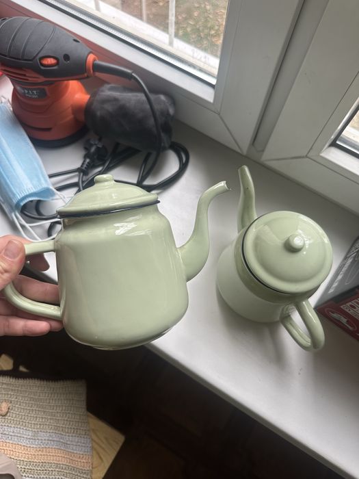 Два чайника зеленых