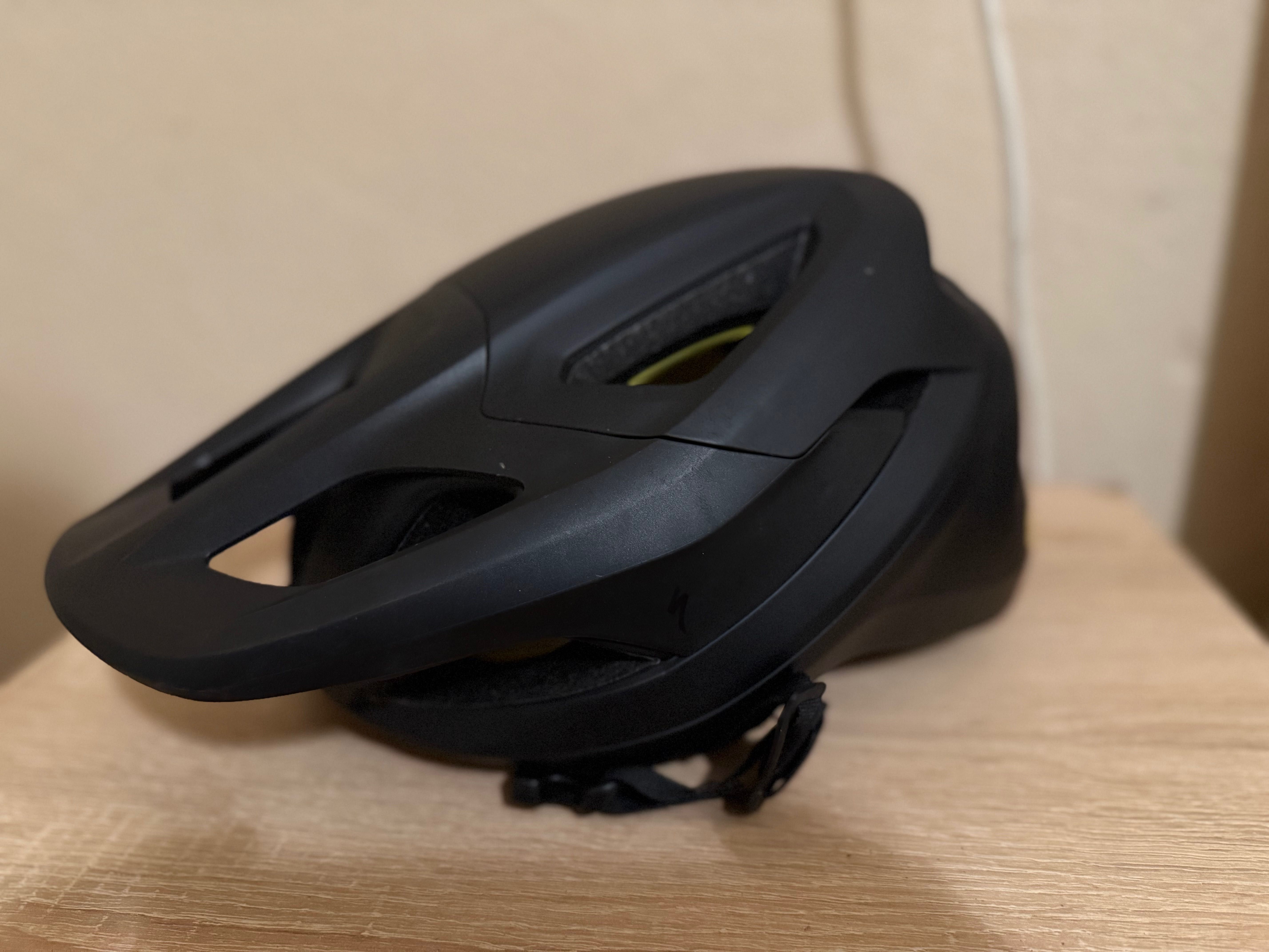 Продавам велосипедна каска specialized canber размер М