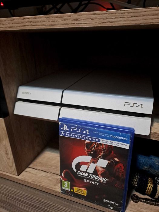 PS4 utilizat+ două manete+ joc preț negociabil