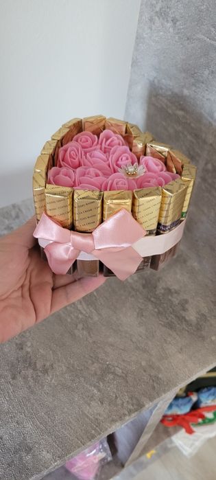 Aranjament cu trandafiri din spumă și bomboane Merci