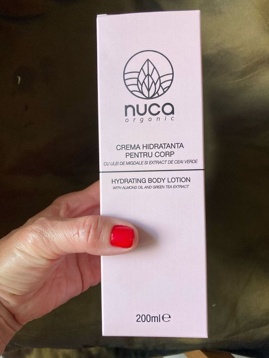 Nuca crema pentru corp cu ulei de migdale si extract de ceai verde