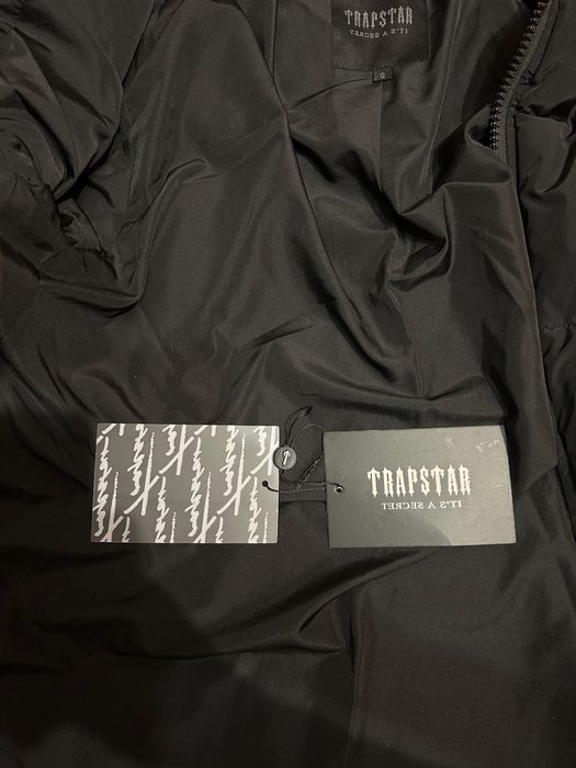 geaca trapstar neagra cu scris rosu