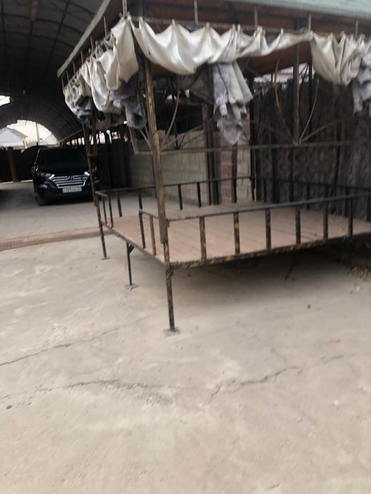 Тапчан с навесом и досками