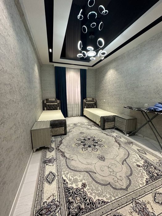 Olmazor Tinchlik metro oldida