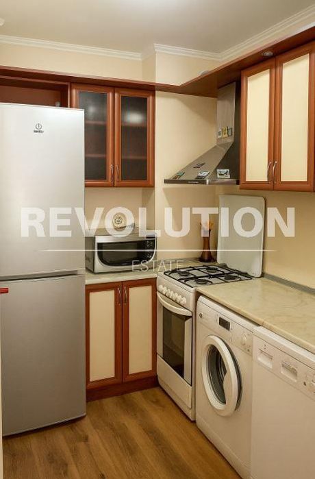 Дава се под наем Тристаен апартамент в Варна, Център - 118 кв.м за 690 € - Снимка #2