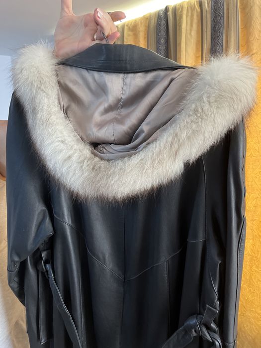 Vând haina de piele lunga de dama