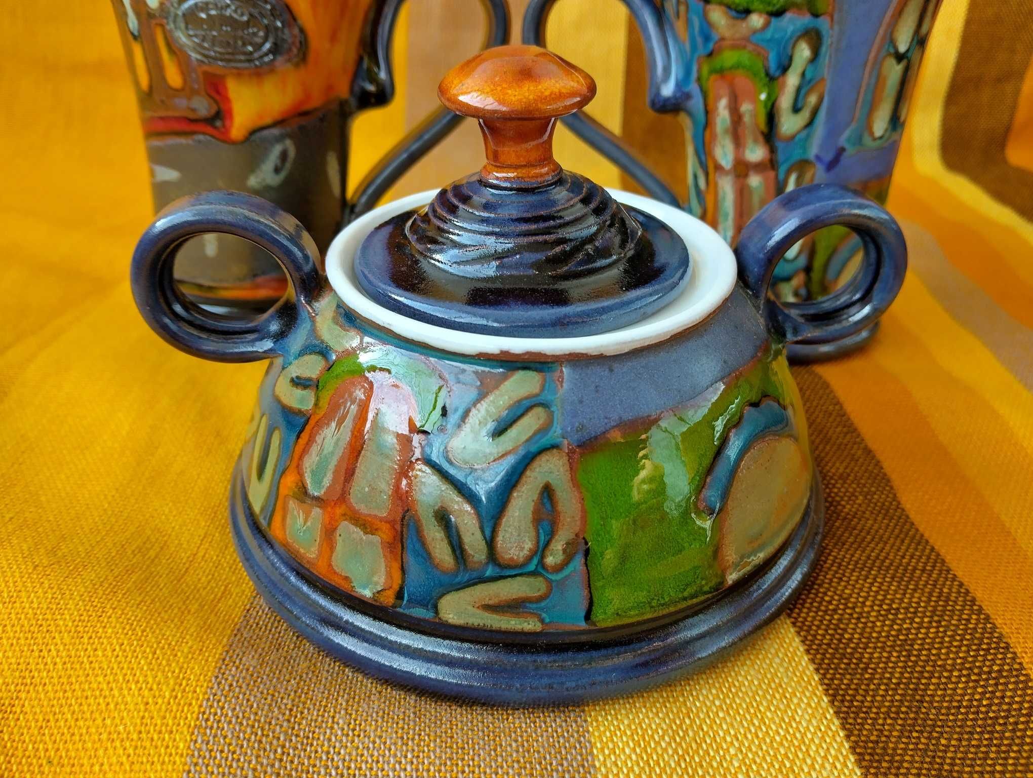 Продавам 2 ръчно рисувани чаши плюс захарница от Danko Pottery