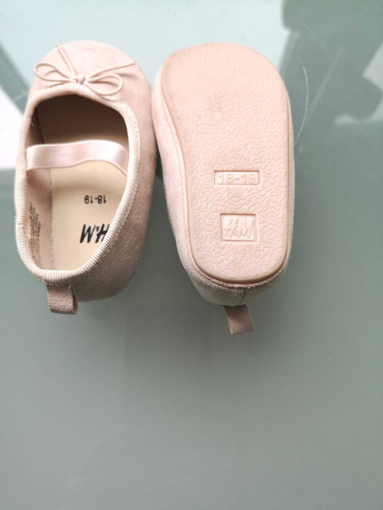 Бежови обувки тип пантофки/балеринки с детайл панделка и ластик. 18-19