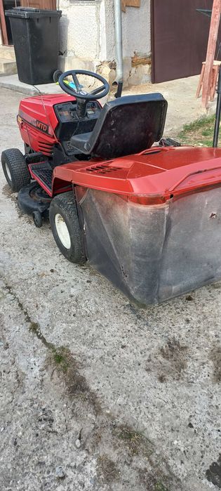 Tractoras pentru tuns gazon