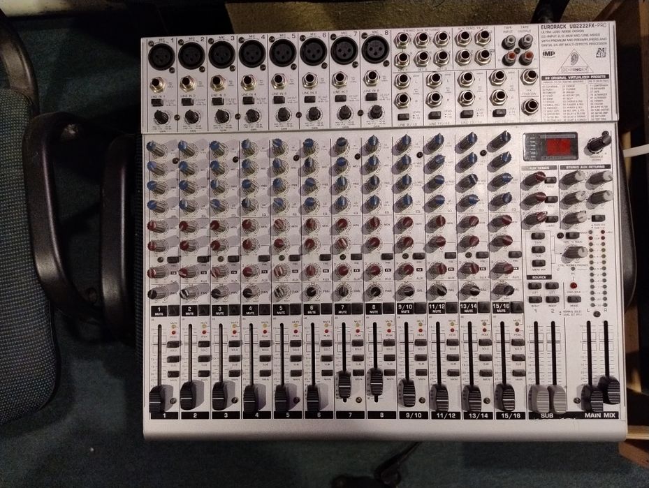 Микшерный пульт Behringer