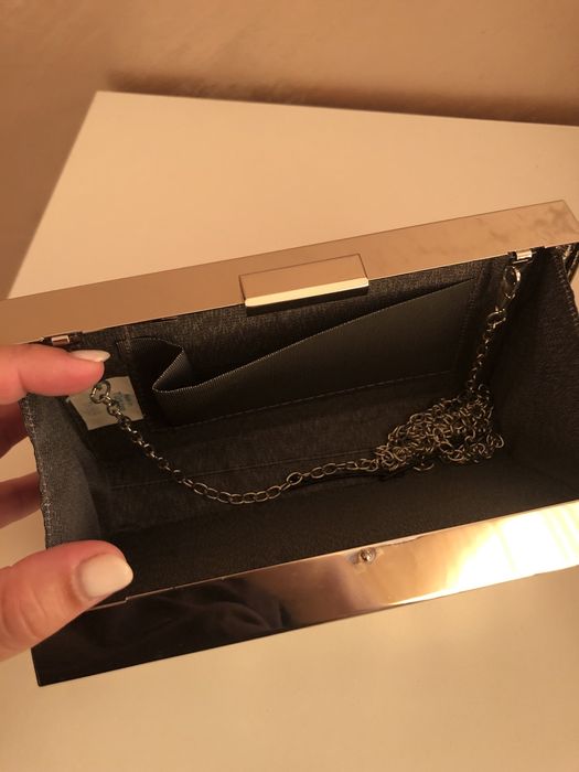 сребристи обувки и чанта