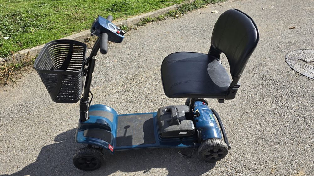 Акумулаторна количка-скутер за трудноподвижни хора