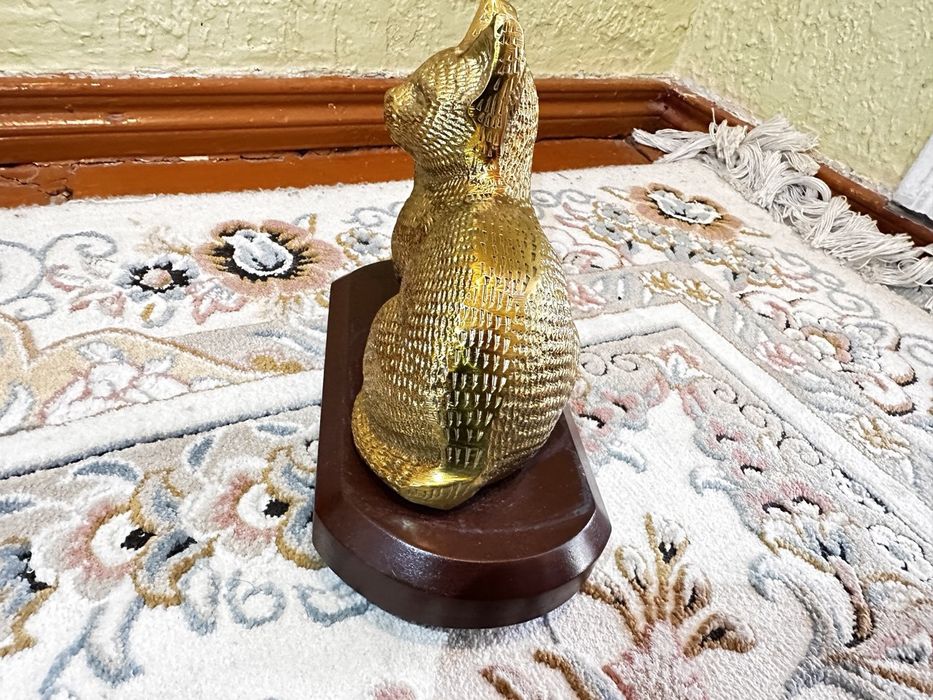 статуэтка золотого кота,