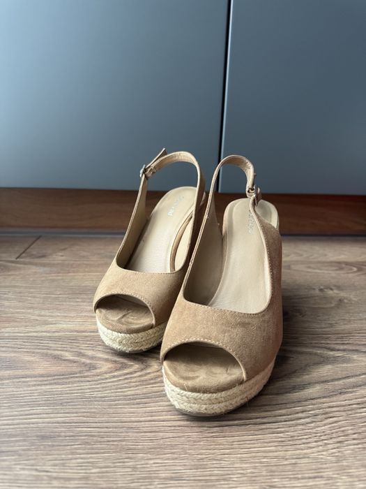 Велурени сандали на платформа