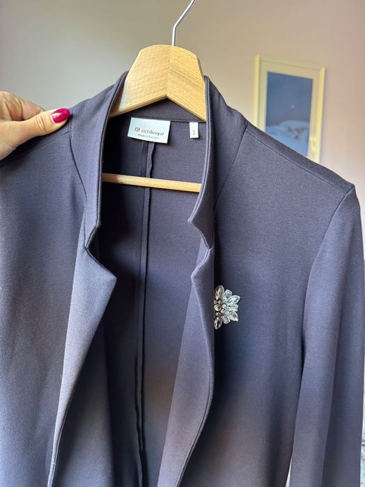 Елегантно сако с брошка