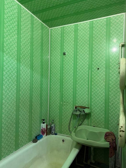 1 etaj 2 xonalik uy sotiladi