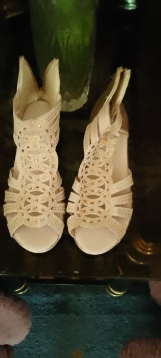 Продам босоножки. Недорого.