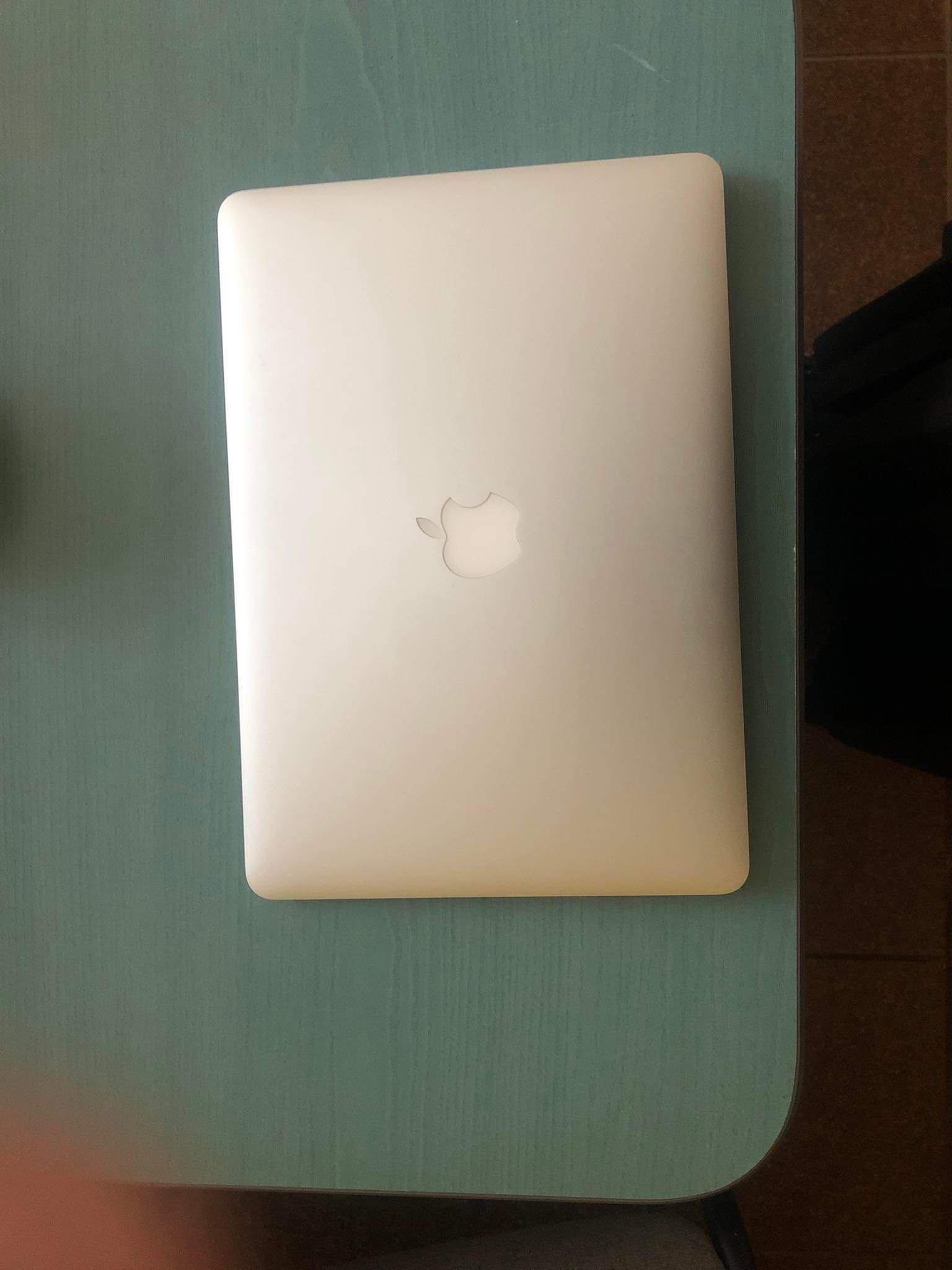 MacBook Air (изключително запазен, почти неупотребяван)