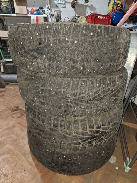 Шины зимние шипы.