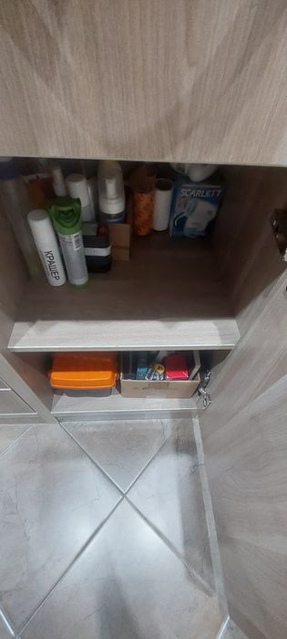 Продам тумбочку с седушкой в прихожую