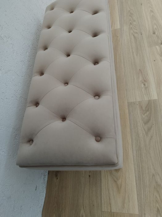 Vând bancheta tapițata catifea crem băncuță cu model chesterfield