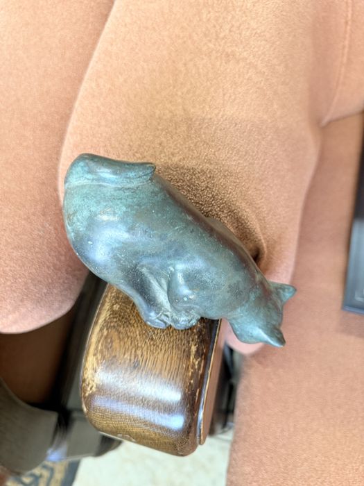 Бронзова фигура на котка