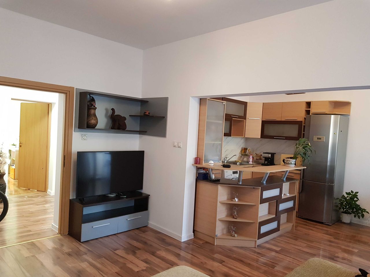Дава се под наем Тристаен апартамент в Перник, Център - 100 кв.м за 433.5 € - Снимка #4