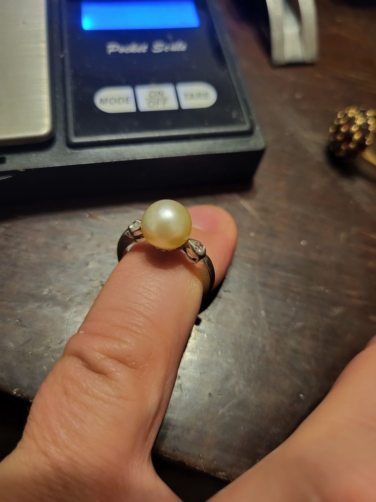 Inel de aur cu 2 briliante și o perlă