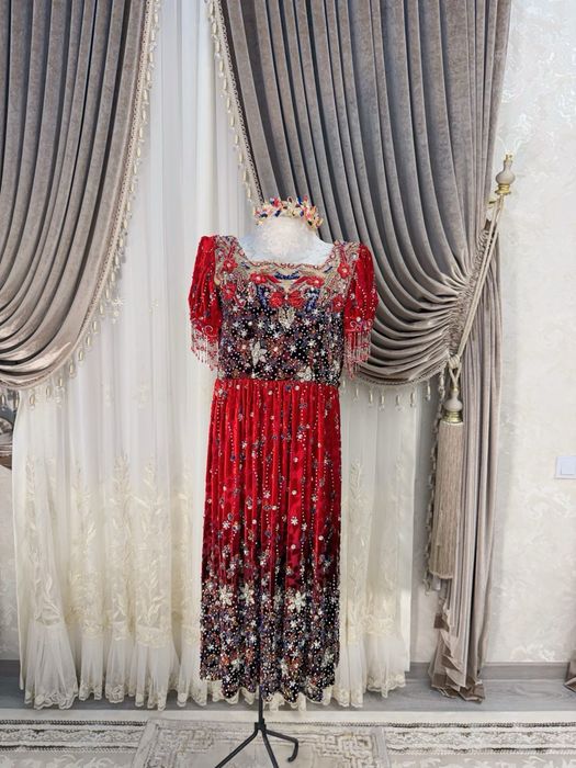 Национальное платье, стоит как новое