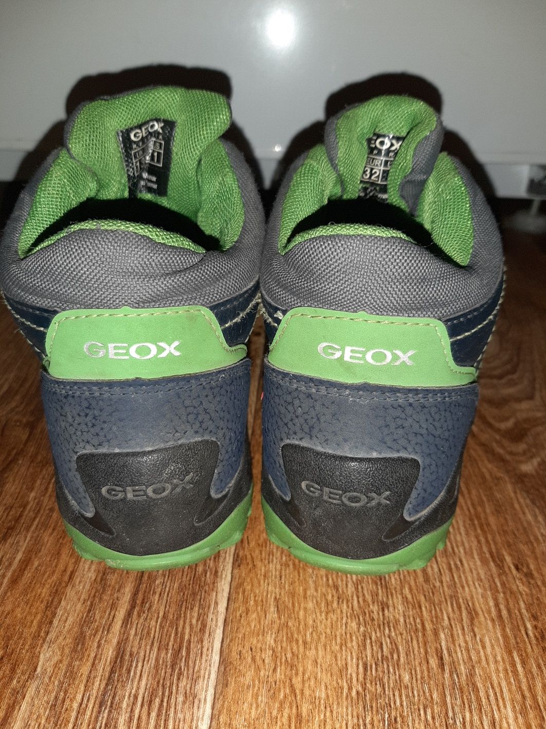 Продам демисезонные ботинки Geox 32 размера