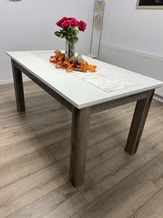 Masă extensibila cu 6 scaune – din lemn, stare excelentă.