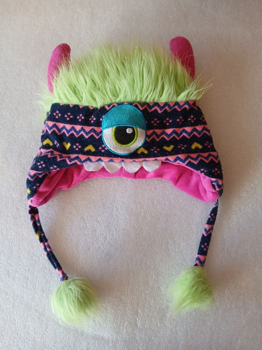 Шапка таласъм с рога и коса